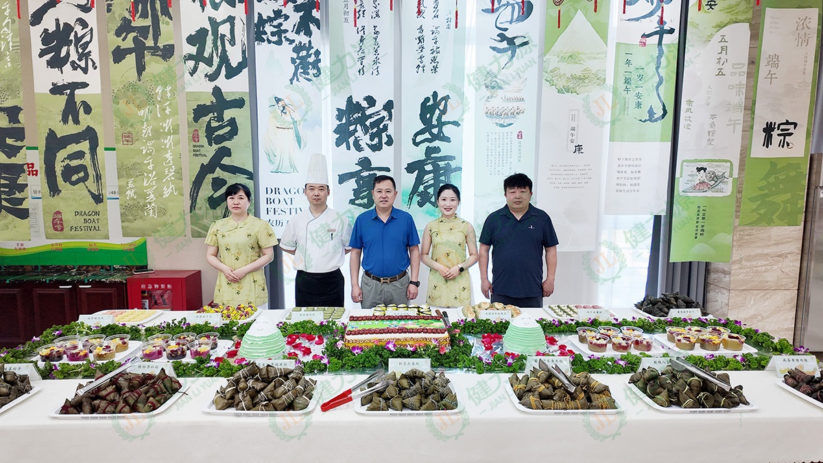 餐厅工作人员在端午节活动现场合影留念 (1).jpg