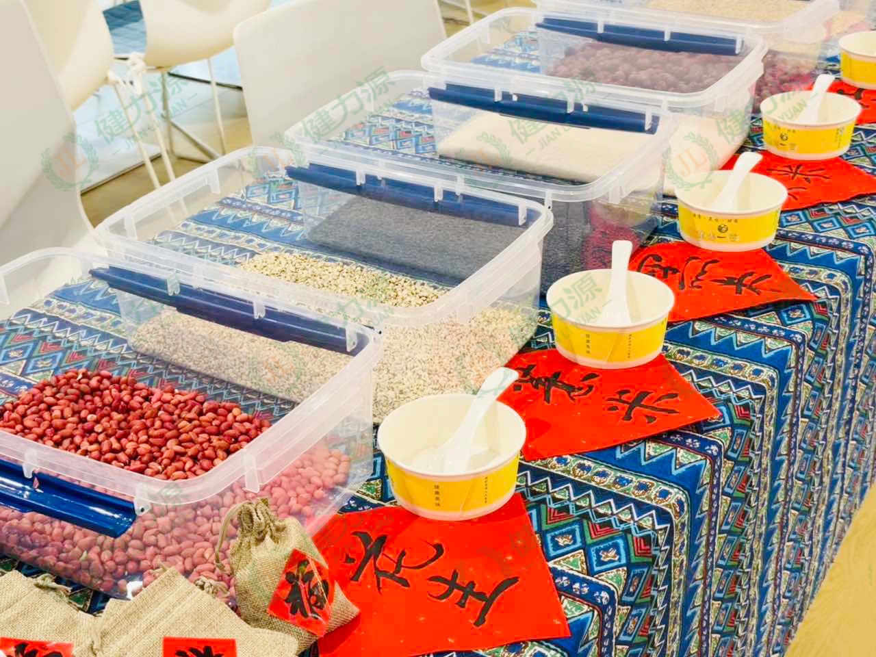 摆放好的数十种腊八粥食材 (1).jpg