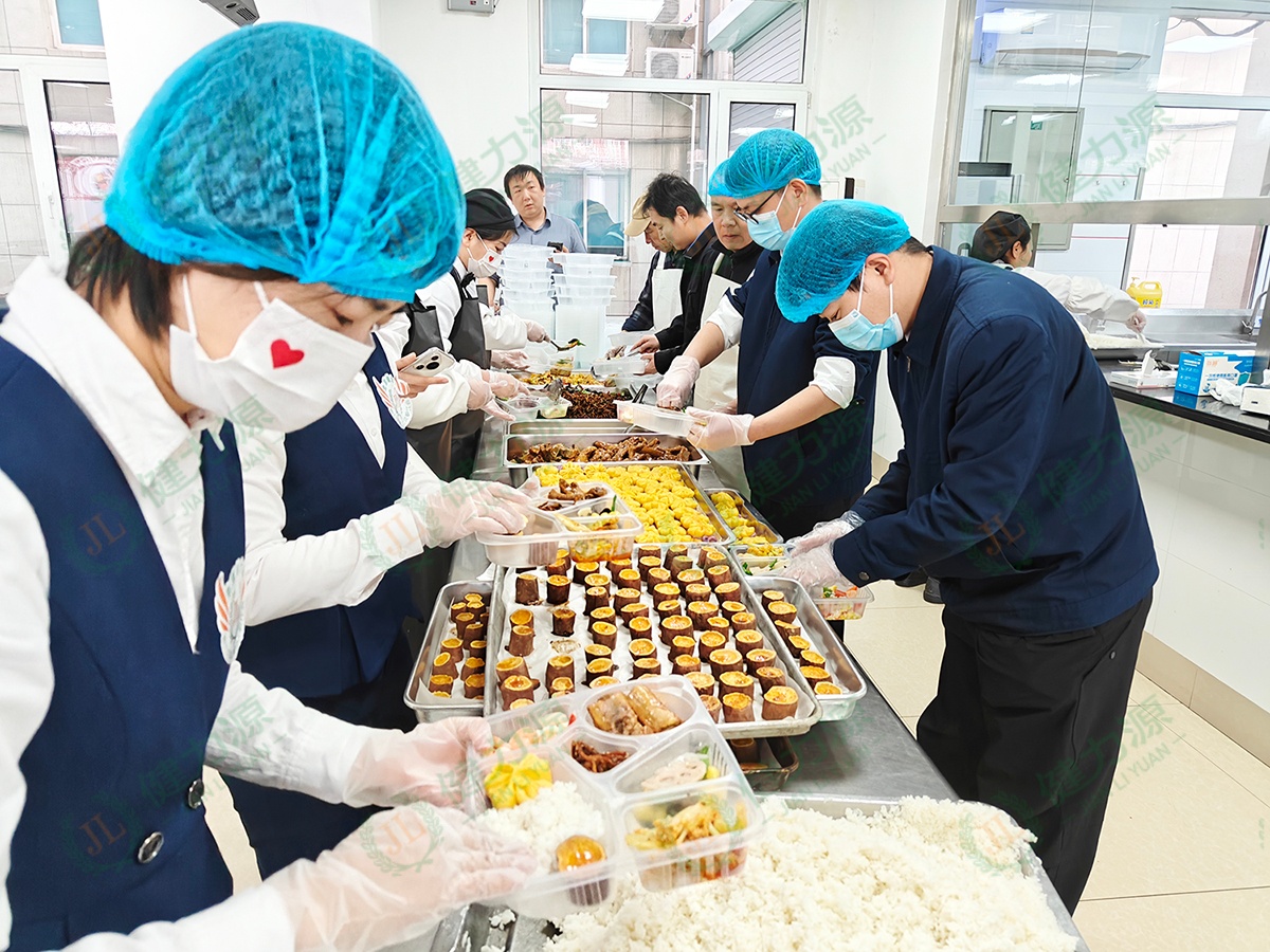 现场正在紧张有序地包装盒饭 (1).jpg